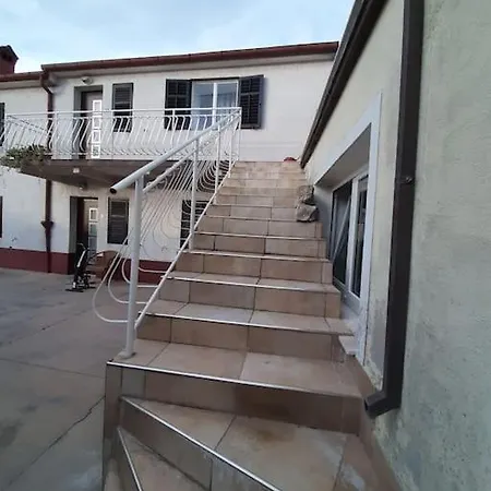 アパート Comfy Krasica